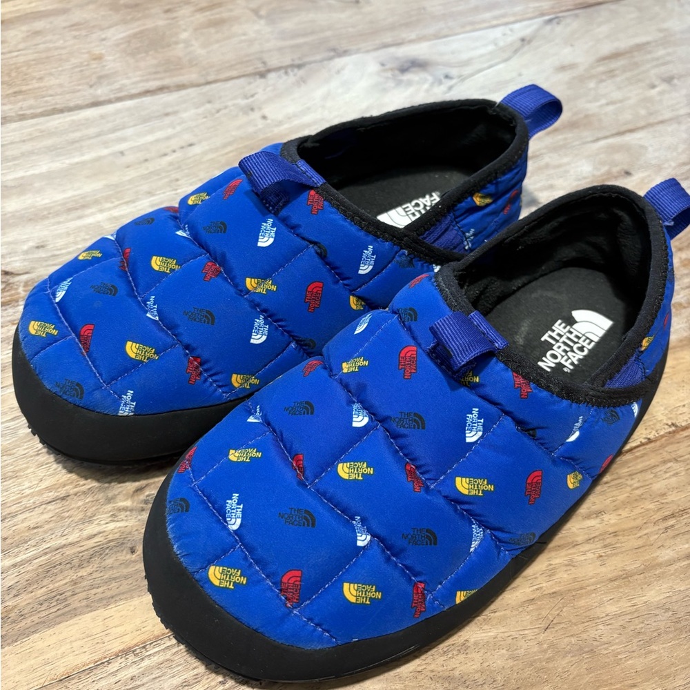 North face Youth Thermoball traction size 5 slippers